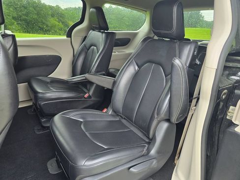 Used 2023 Chrysler Pacifica Touring-L FWD image 17