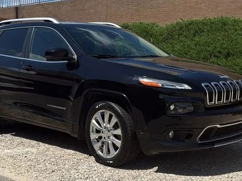 Used 2017 Jeep Cherokee Overland w/ Technology Group image 7