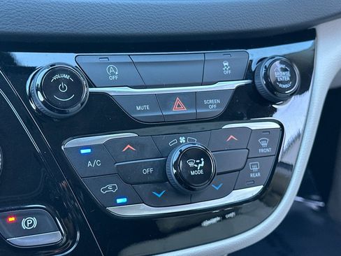 Used 2021 Chrysler Voyager Lxi image 16