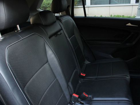 Used 2021 Volkswagen Tiguan SE image 30