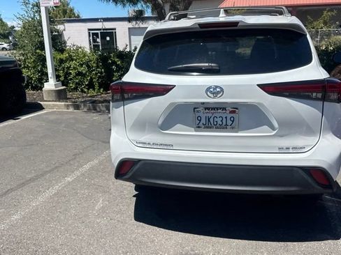 Used 2023 Toyota Highlander XLE AWD/4WD image 3