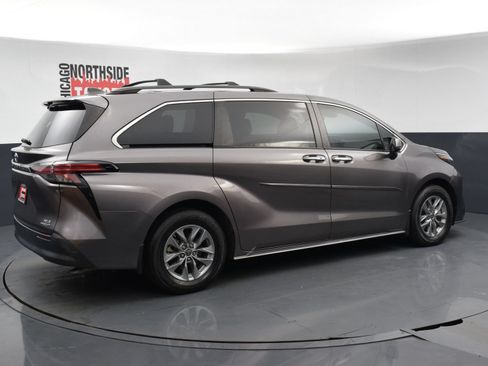 Used 2021 Toyota Sienna XLE FWD image 4