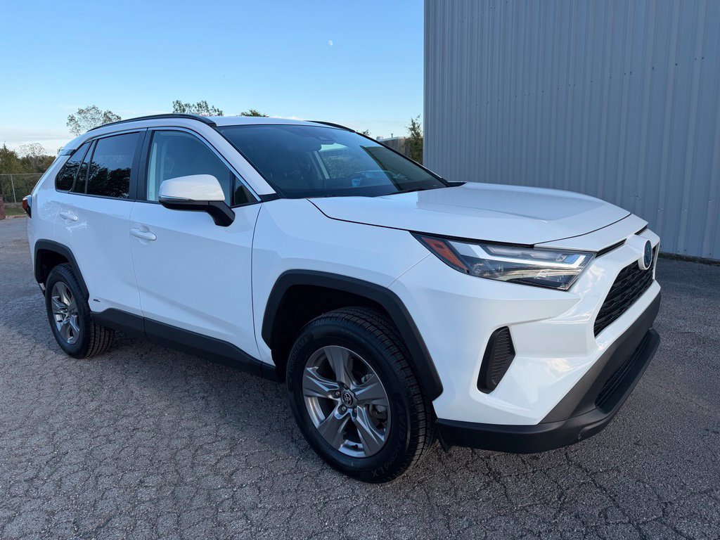 Used 2024 Toyota RAV4 XLE AWD/4WD image 3