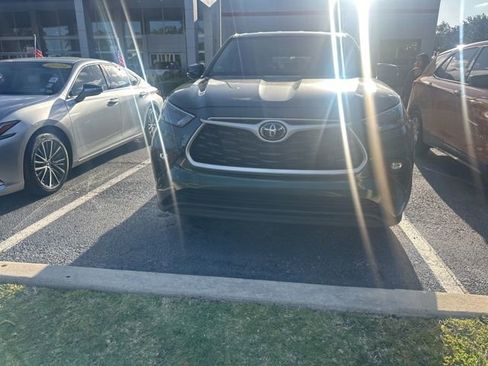 Used 2023 Toyota Highlander LE AWD/4WD image 6