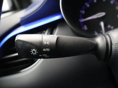Used 2022 Toyota C-HR XLE FWD image 25