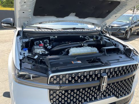 Used 2025 Lincoln Navigator Reserve AWD/4WD image 22