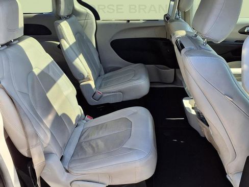 Used 2021 Chrysler Pacifica Touring-L w/ Uconnect Theater Family Group image 8