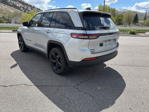 Used 2023 Jeep Grand Cherokee Limited w/ Luxury Tech Group II image 5