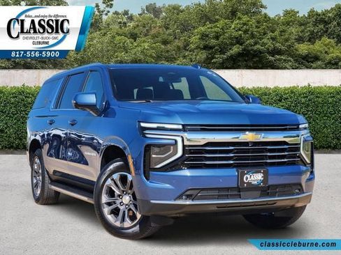Used 2025 Chevrolet Suburban LT w/ Comfort Package AWD/4WD image 1