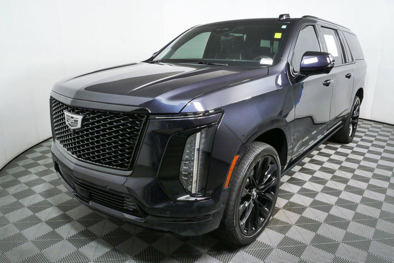 Used 2025 Cadillac Escalade ESV Sport Platinum w/ LPO, ONYX Package AWD/4WD image 31