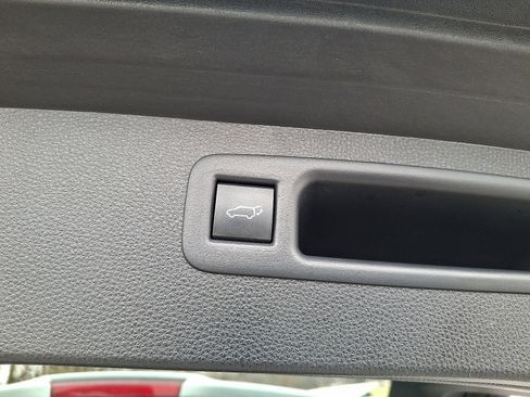 Used 2021 Toyota Highlander XLE image 33