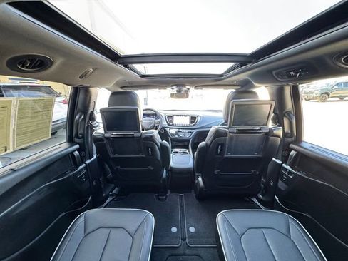 Used 2023 Chrysler Pacifica Limited w/ Uconnect Theater Family Group image 29