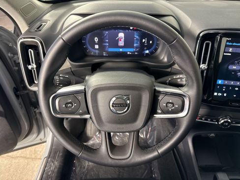 Used 2025 Volvo XC40 B5 Core image 11