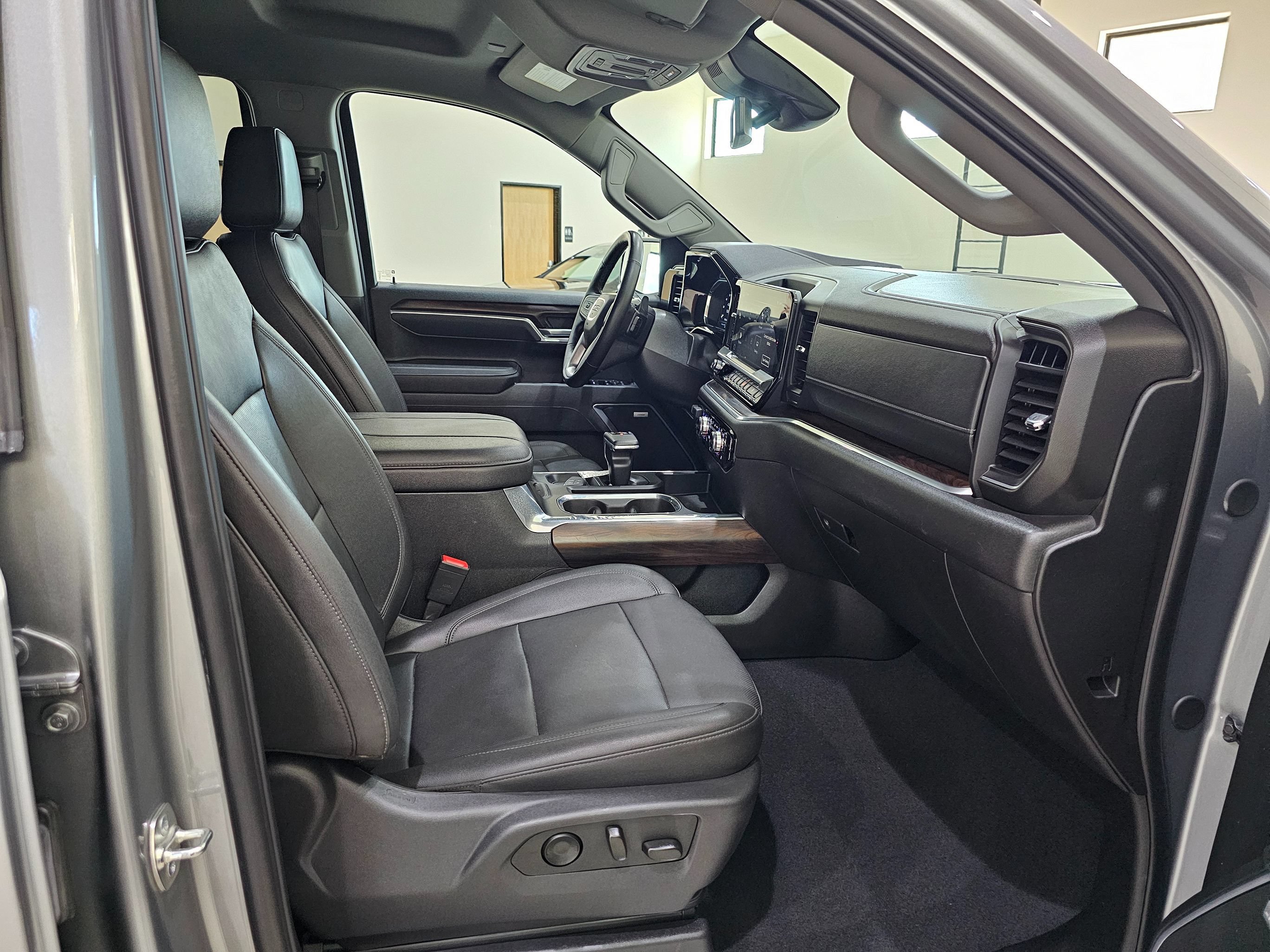 Used 2025 GMC Sierra 1500 SLT w/ SLT Premium Package AWD/4WD image 43