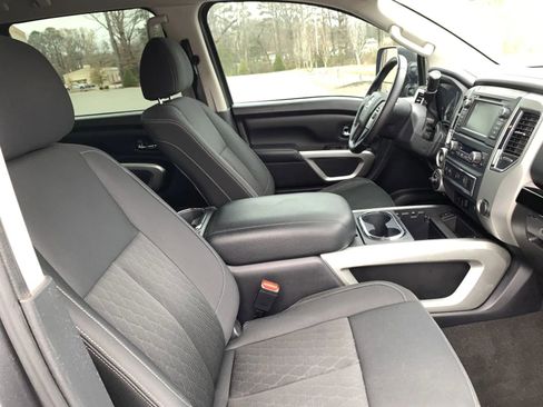 Used 2019 Nissan Titan SV w/ SV Convenience Package image 32