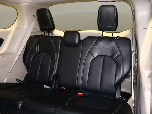 Used 2024 Chrysler Pacifica Touring-L image 17