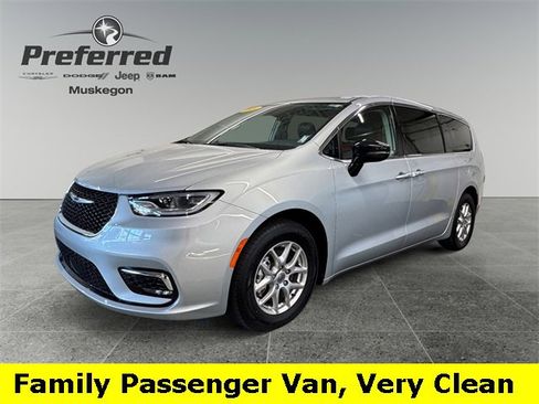 Used 2024 Chrysler Pacifica Touring-L image 2
