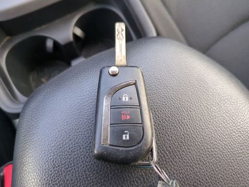 Used 2021 Toyota RAV4 LE AWD/4WD image 25