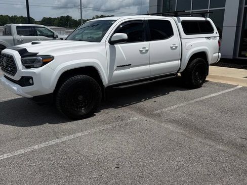 Used 2022 Toyota Tacoma TRD Sport w/ TRD Premium Sport Package AWD/4WD image 8