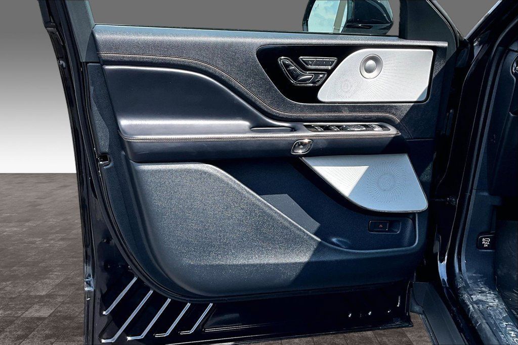 Used 2025 Lincoln Aviator Black Label AWD/4WD image 12