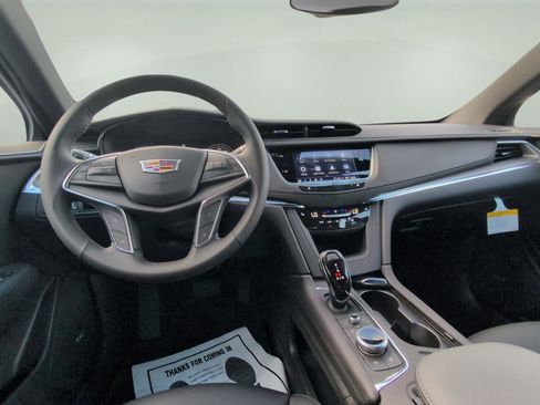New 2025 Cadillac XT5 Luxury image 9