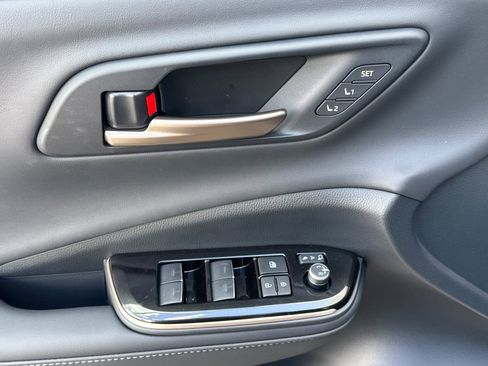 Certified 2025 Toyota Crown Signia image 13