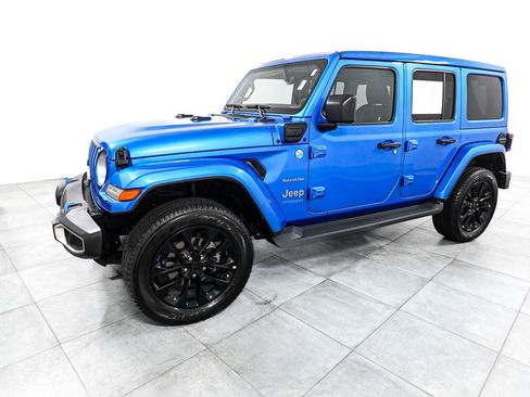 Used 2022 Jeep Wrangler Unlimited Sahara AWD/4WD image 3