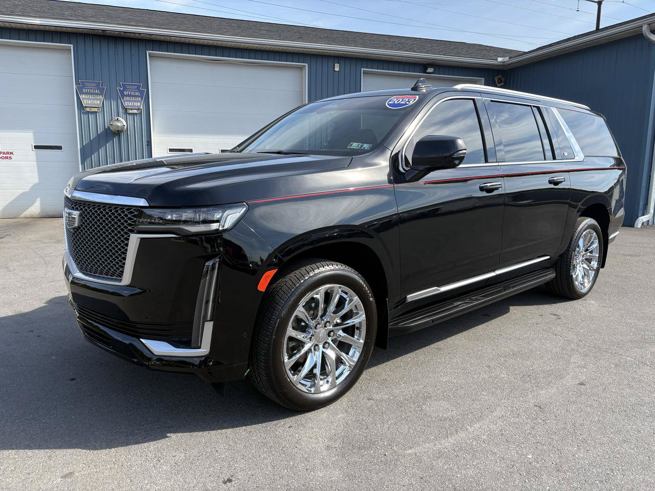 Used 2023 Cadillac Escalade ESV Premium Luxury w/ LPO, Radiant Package AWD/4WD image 1