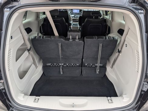 Used 2023 Chrysler Pacifica Touring-L FWD image 10