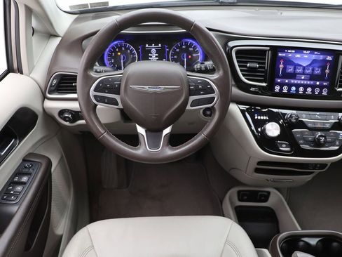 Used 2018 Chrysler Pacifica Touring-L image 12