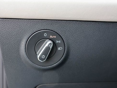 Certified 2025 Volkswagen Taos SE image 18