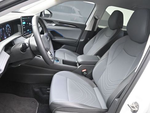 Certified 2025 Volkswagen Tiguan SE image 18