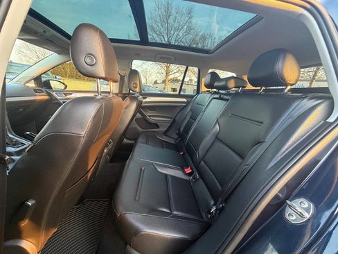 Used 2017 Volkswagen Golf SE image 32