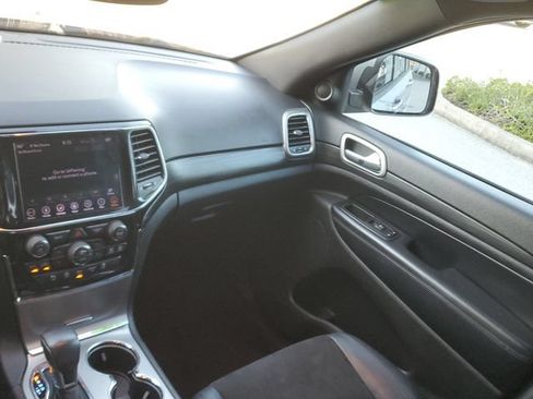 Used 2019 Jeep Grand Cherokee Altitude RWD image 14
