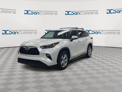 Used 2023 Toyota Highlander LE FWD image 4