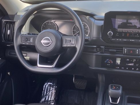 Used 2025 Nissan Pathfinder S FWD image 12