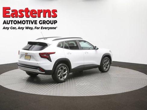 Used 2025 Chevrolet Trax LT FWD image 41