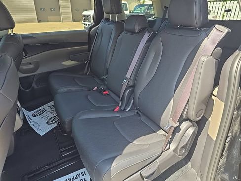 Used 2025 Kia Carnival FWD image 19