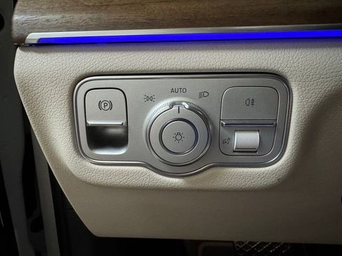 Used 2025 Mercedes-Benz GLS 450 4MATIC image 10
