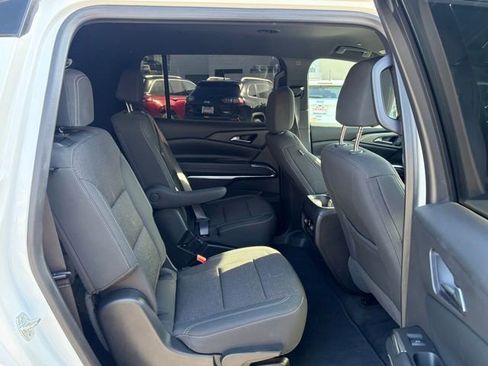 Used 2025 Chevrolet Traverse LT image 29