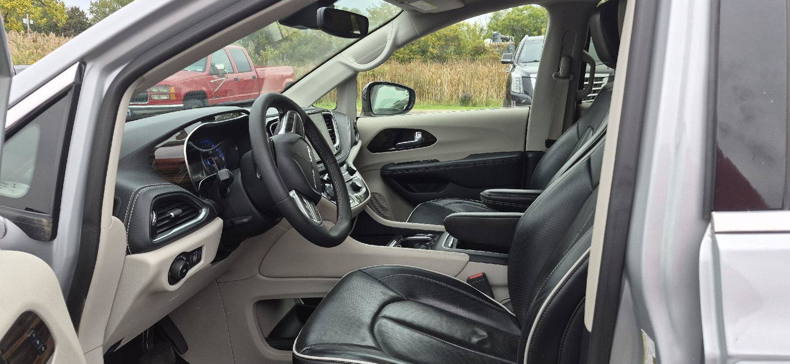 Used 2024 Chrysler Pacifica Limited FWD image 6