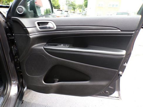 Used 2019 Jeep Grand Cherokee Limited AWD/4WD image 24
