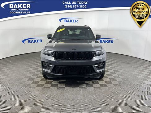 Used 2024 Jeep Grand Cherokee Altitude image 3