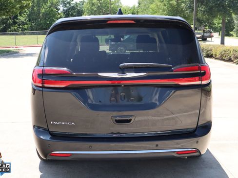 Used 2023 Chrysler Pacifica Touring-L FWD image 4