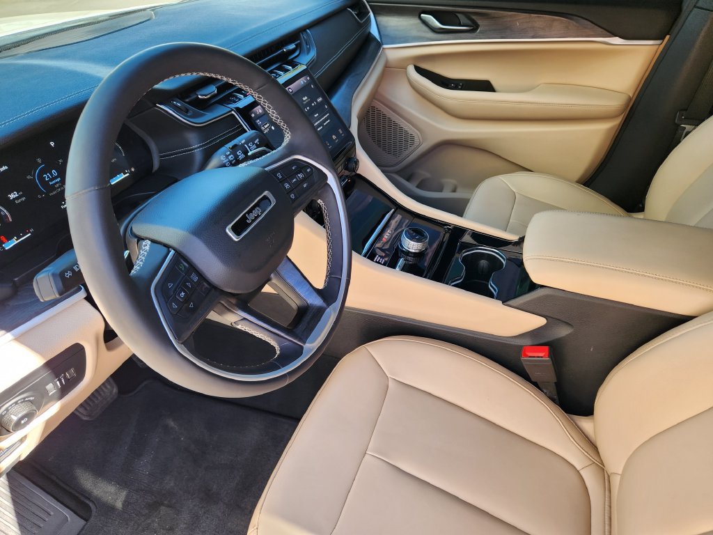 Used 2023 Jeep Grand Cherokee L Limited AWD/4WD image 7