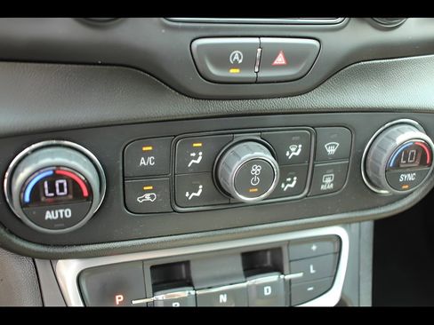 Used 2022 GMC Terrain SLT image 22