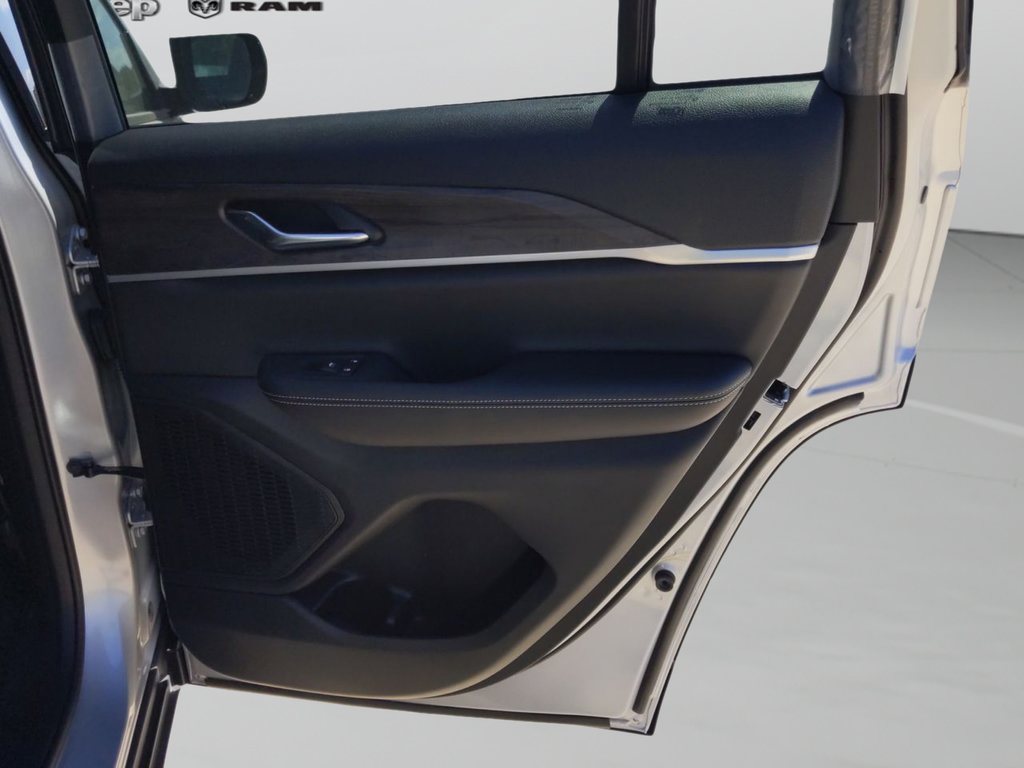 New 2025 Jeep Grand Cherokee Limited RWD image 30