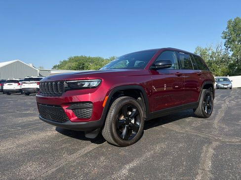 Used 2024 Jeep Grand Cherokee Altitude AWD/4WD image 2
