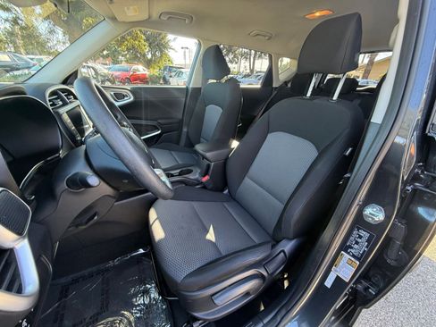 Used 2025 Kia Soul LX w/ LX Technology Package image 32
