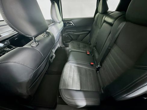 Used 2025 Mitsubishi Outlander SE FWD image 28